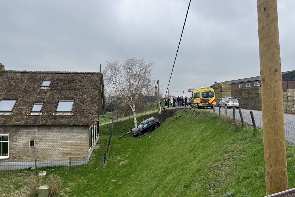 Automobilist vliegt met Audi de dijk af