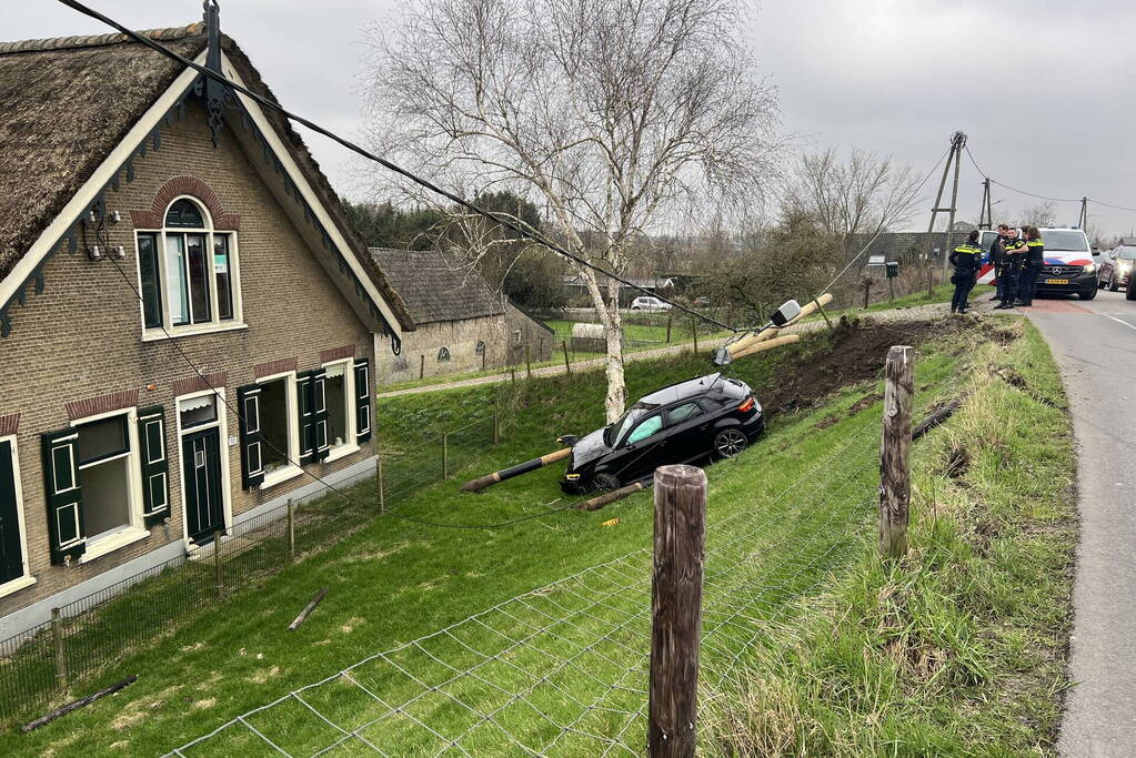 Automobilist vliegt met Audi de dijk af