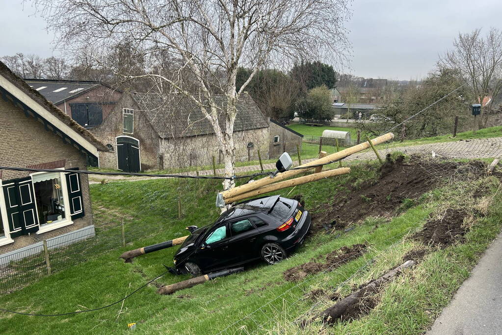 Automobilist vliegt met Audi de dijk af