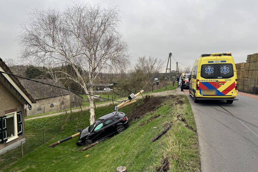 Automobilist vliegt met Audi de dijk af