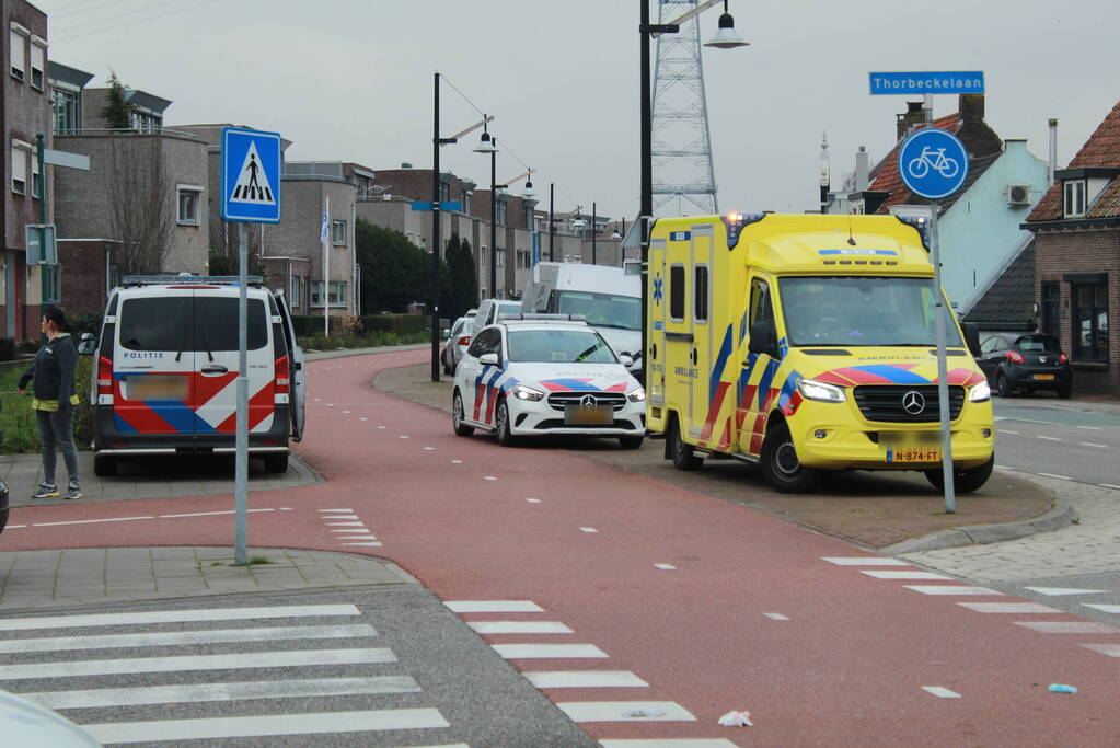 Fietser en automobilist in botsing