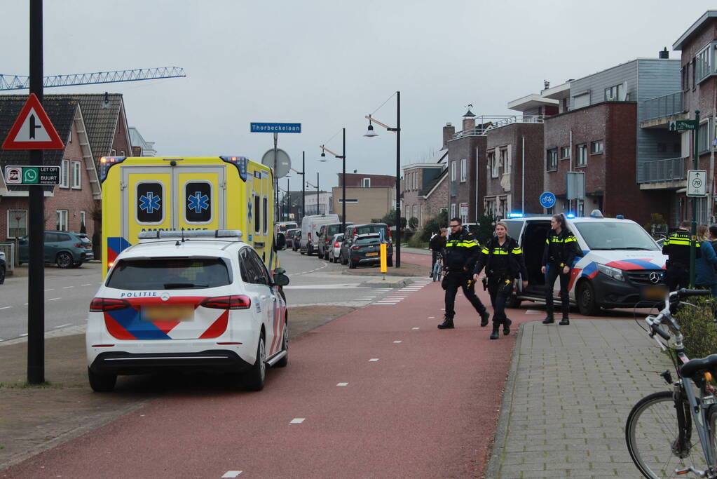 Fietser en automobilist in botsing