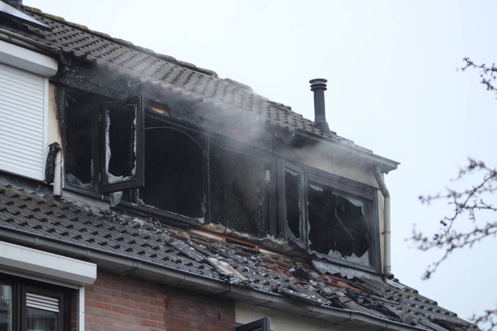 Zolderverdieping van woning verwoest door brand