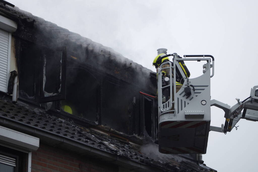 Zolderverdieping van woning verwoest door brand