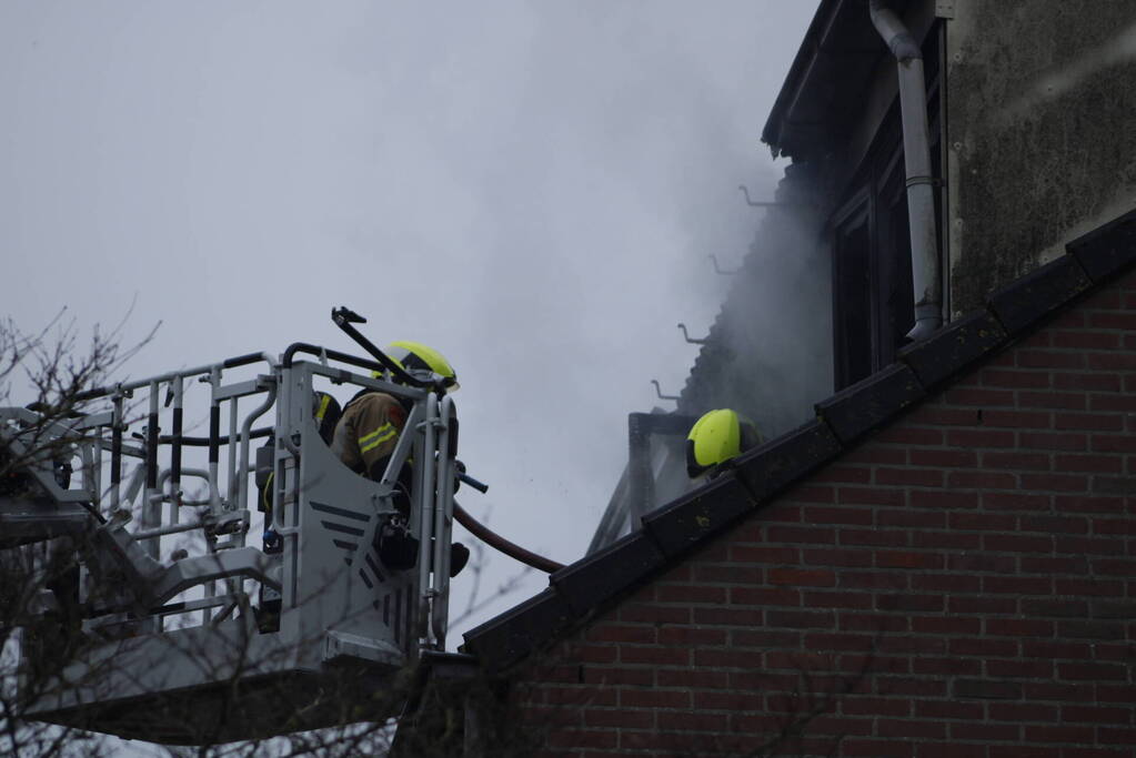 Zolderverdieping van woning verwoest door brand