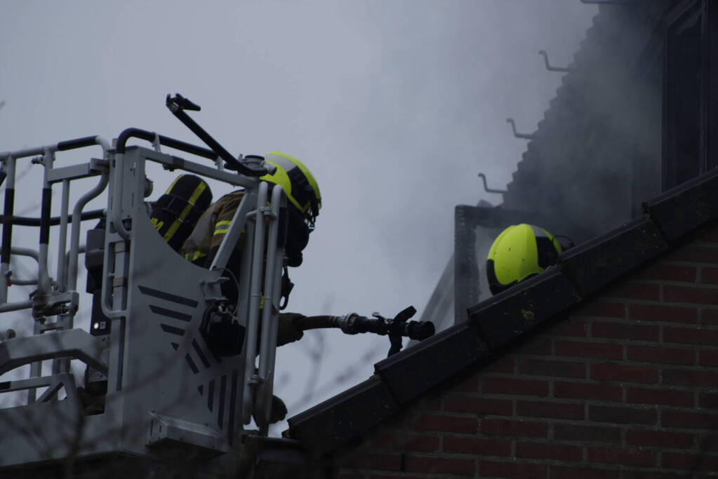 Zolderverdieping van woning verwoest door brand