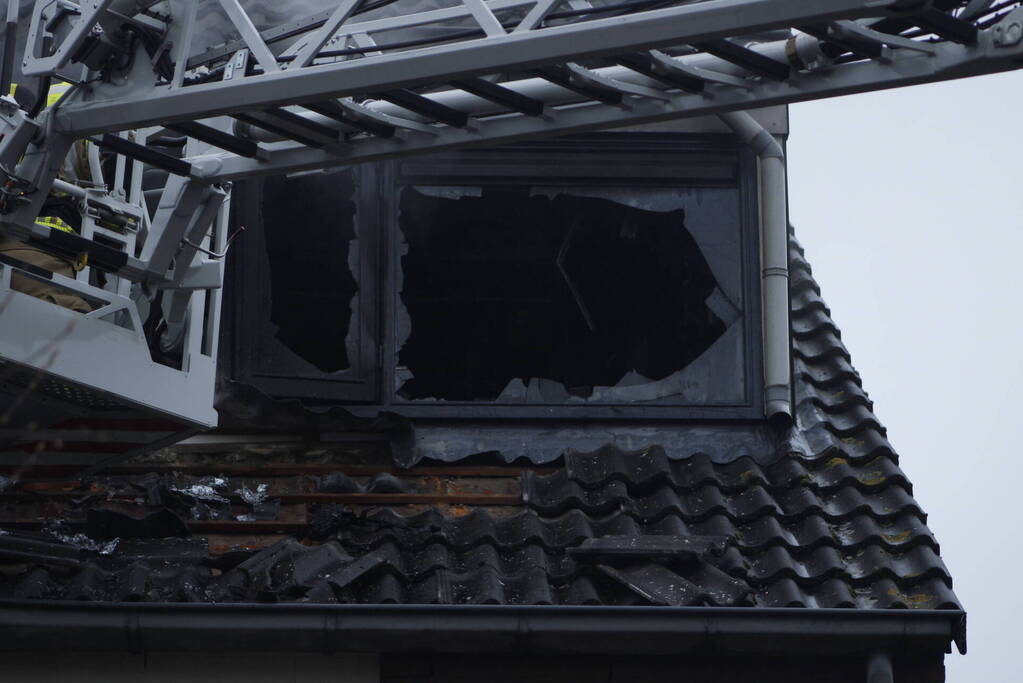 Zolderverdieping van woning verwoest door brand