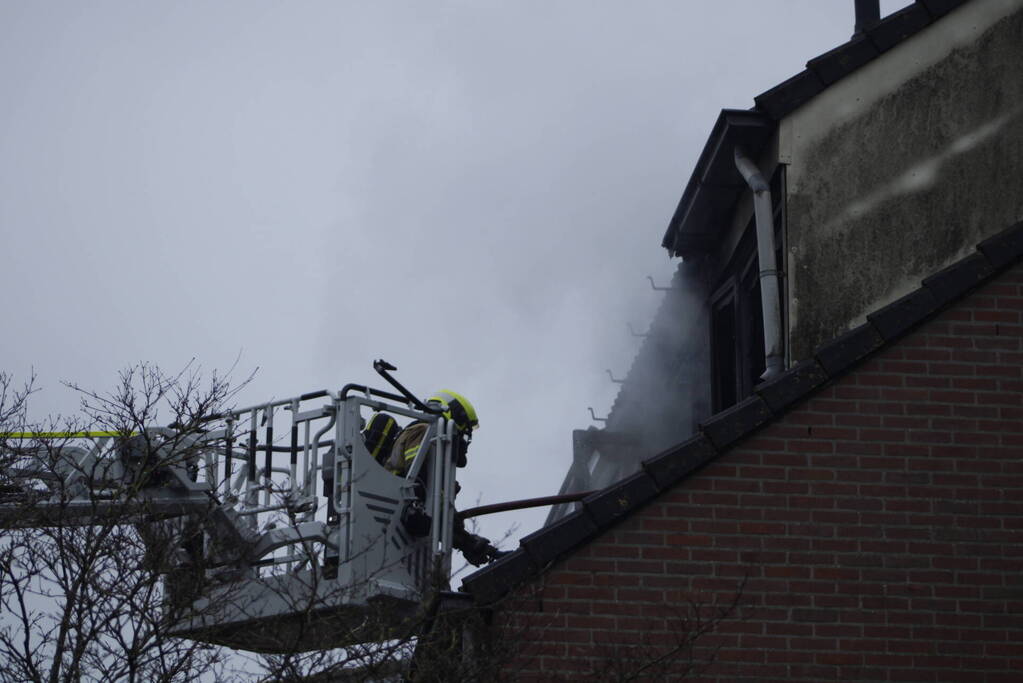 Zolderverdieping van woning verwoest door brand