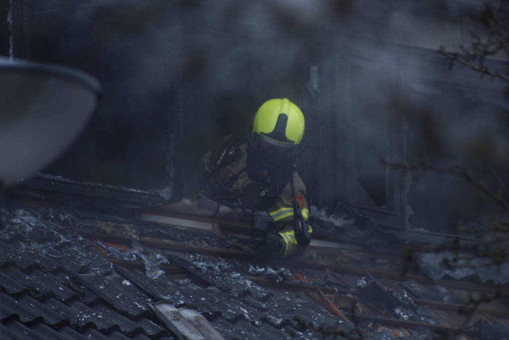 Zolderverdieping van woning verwoest door brand