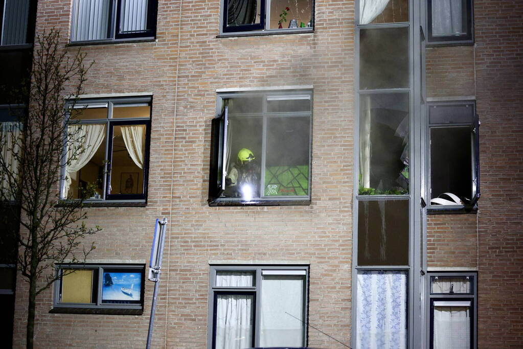 Meerdere bewoners gered bij hevige woningbrand