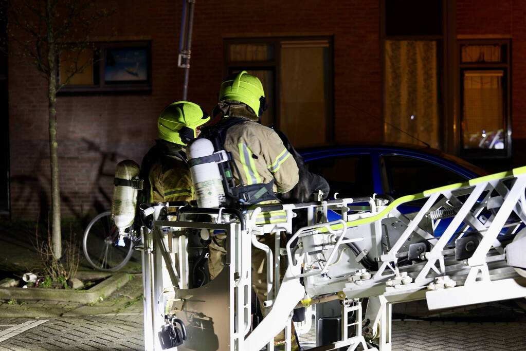 Meerdere bewoners gered bij hevige woningbrand