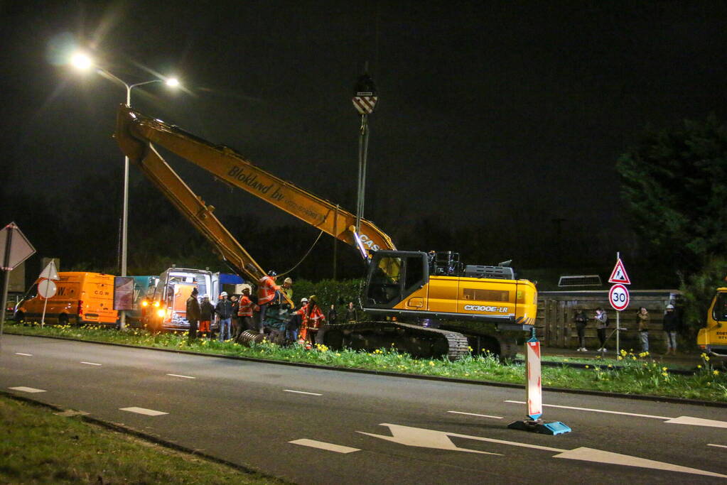 Te water geraakte graafmachine geborgen