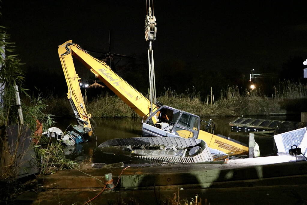 Te water geraakte graafmachine geborgen