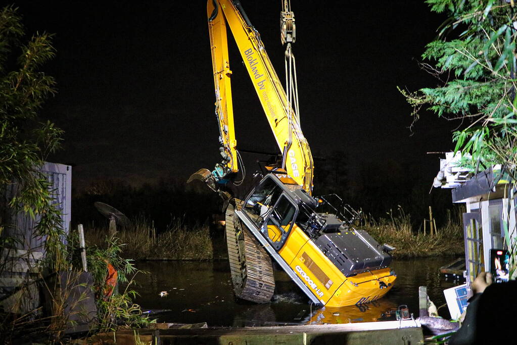 Te water geraakte graafmachine geborgen