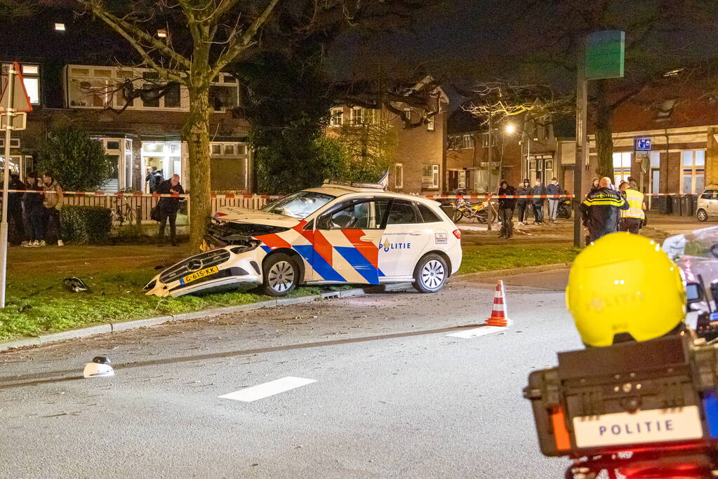 Twee agenten gewond na frontale botsing met boom