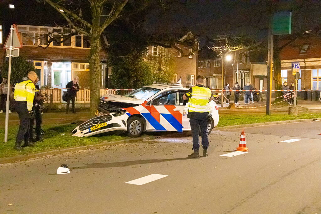 Twee agenten gewond na frontale botsing met boom