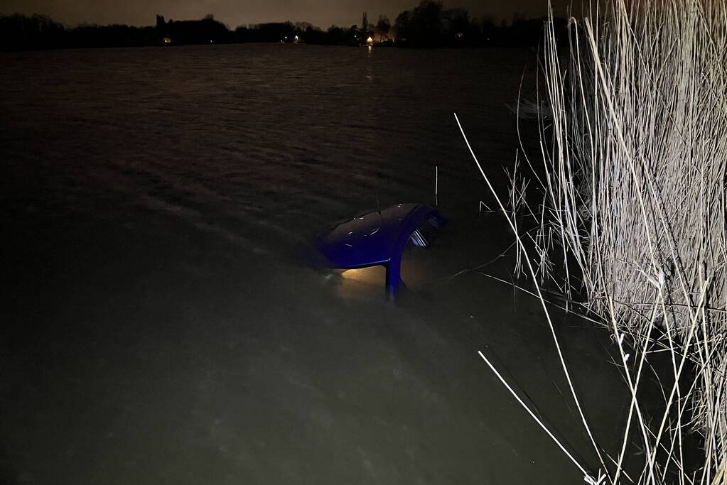 Automobilist verliest macht over stuur en belandt in het water