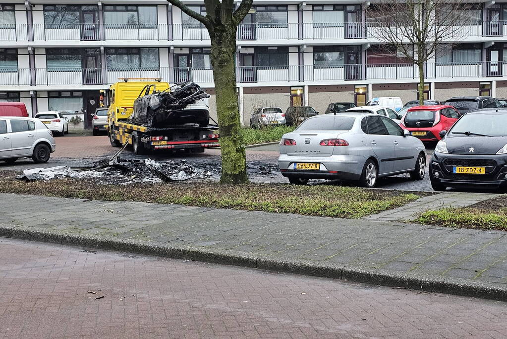 Meerdere voertuigen door brand verwoest