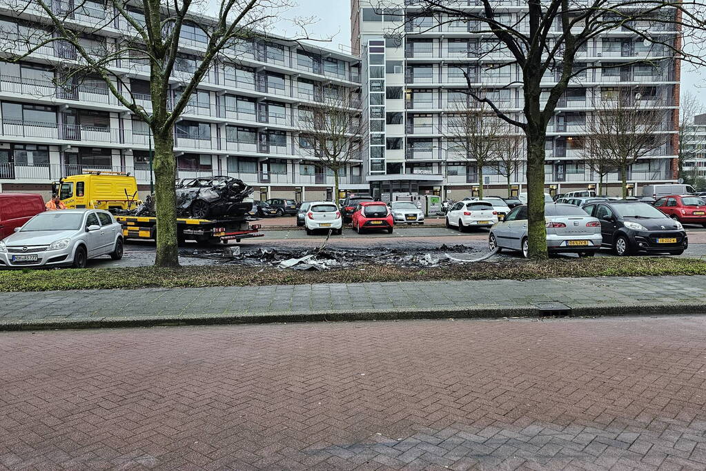 Meerdere voertuigen door brand verwoest