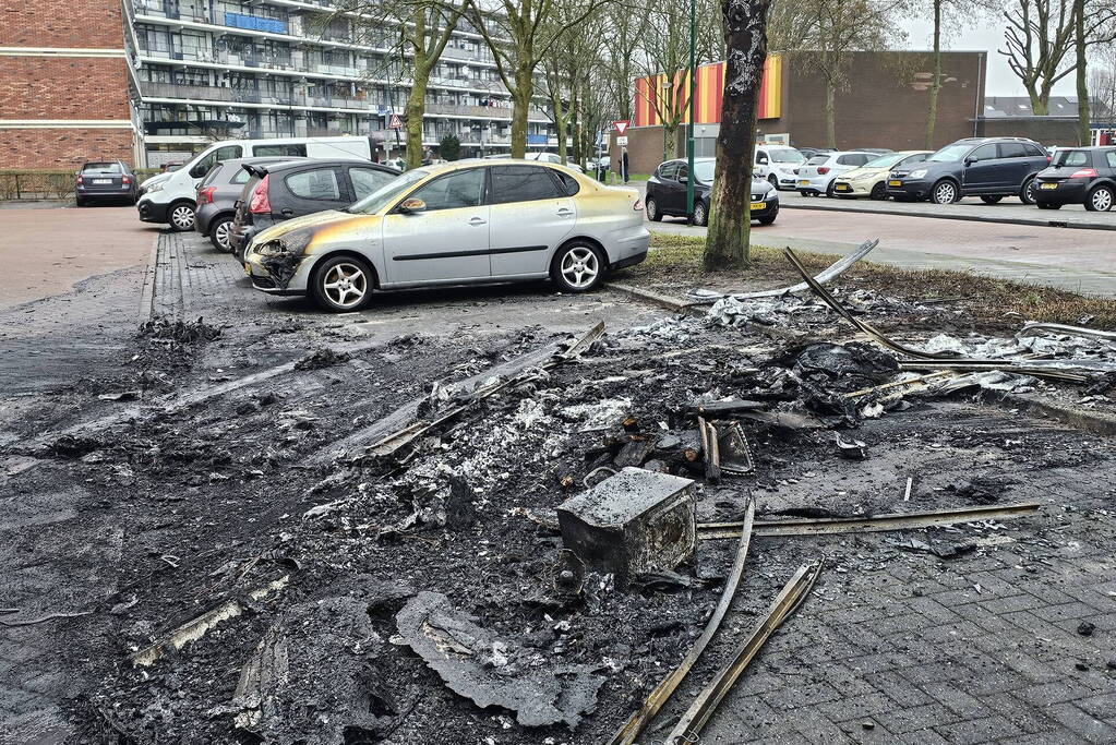 Meerdere voertuigen door brand verwoest