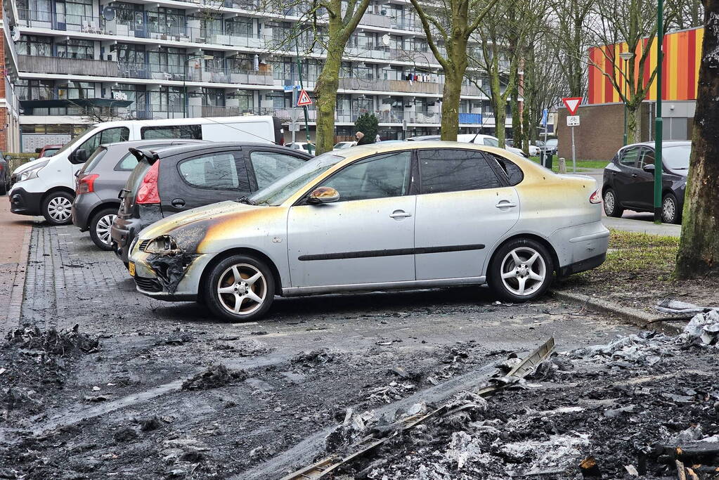 Meerdere voertuigen door brand verwoest