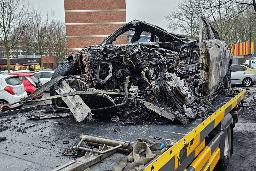 Meerdere voertuigen door brand verwoest