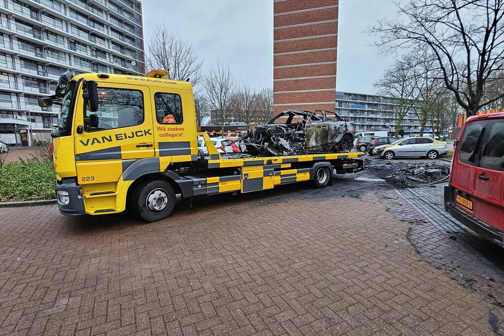 Meerdere voertuigen door brand verwoest