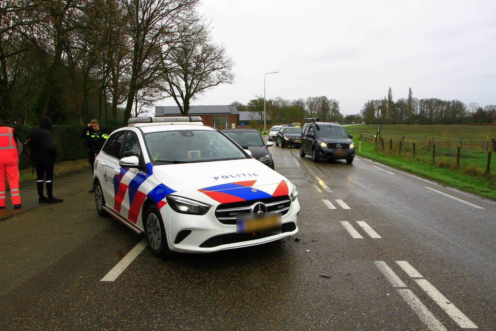 Politie voertuig en personenauto botsen op elkaar