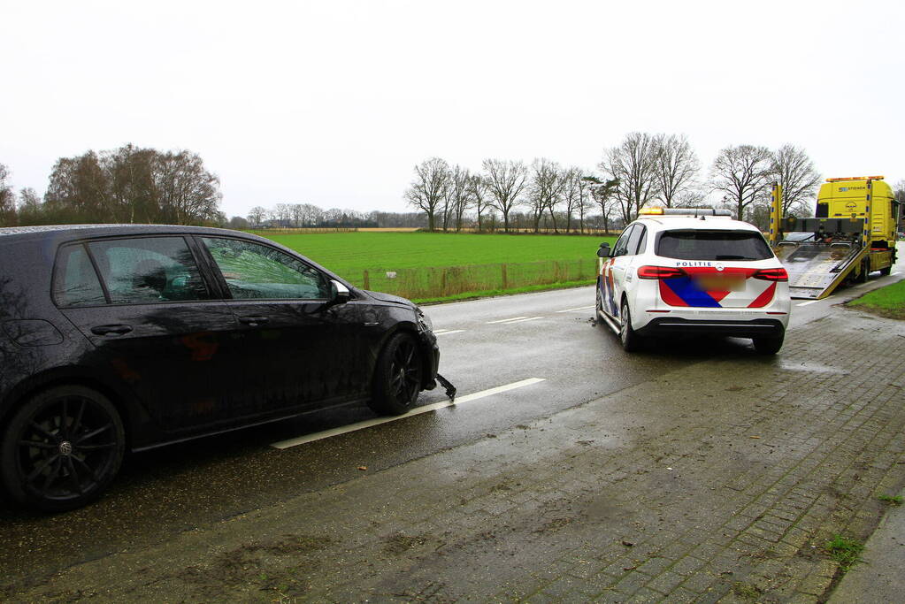 Politie voertuig en personenauto botsen op elkaar