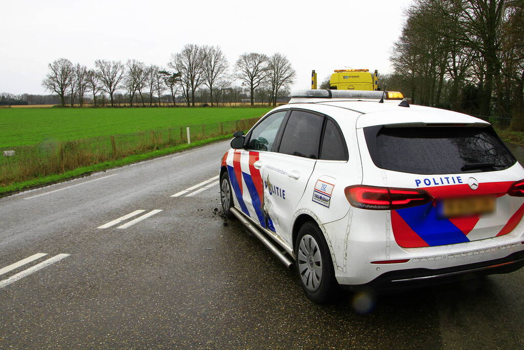 Politie voertuig en personenauto botsen op elkaar