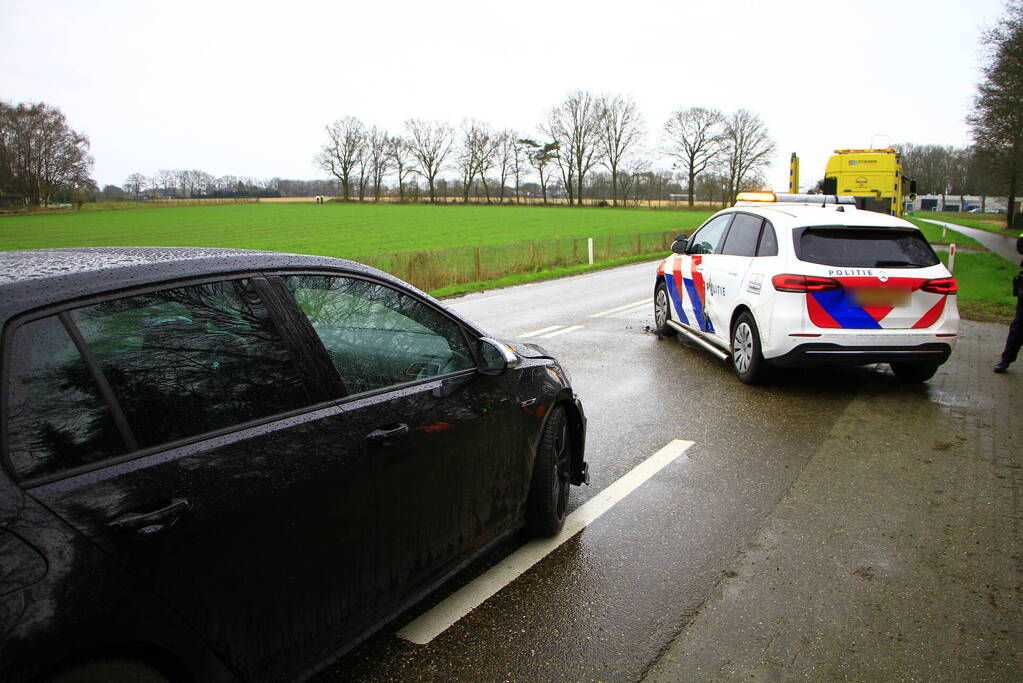 Politie voertuig en personenauto botsen op elkaar