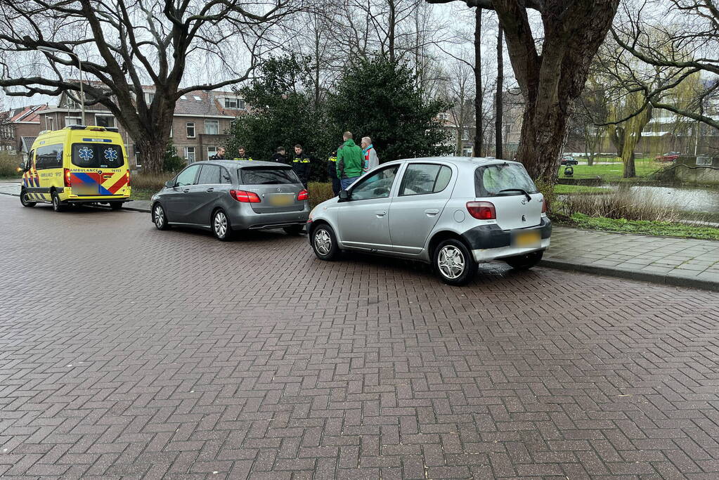 Twee automobilisten botsen achterop elkaar