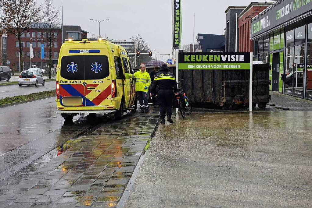 Fietser aangetikt door personenauto