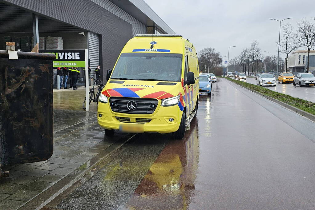 Fietser aangetikt door personenauto