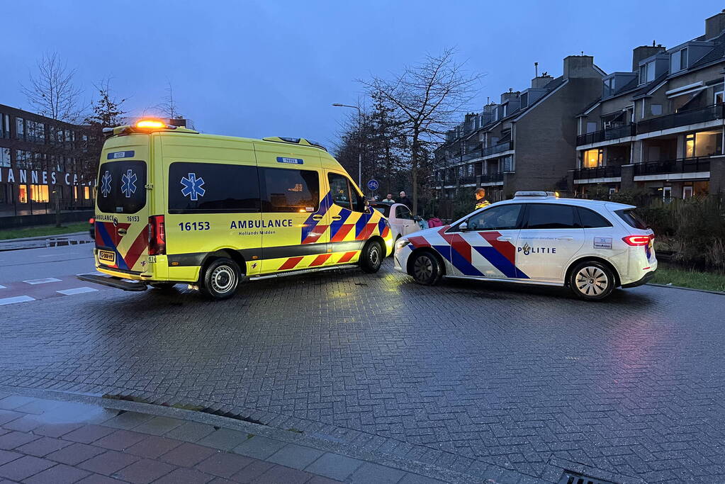 Fietser hard ten val in gladde bocht