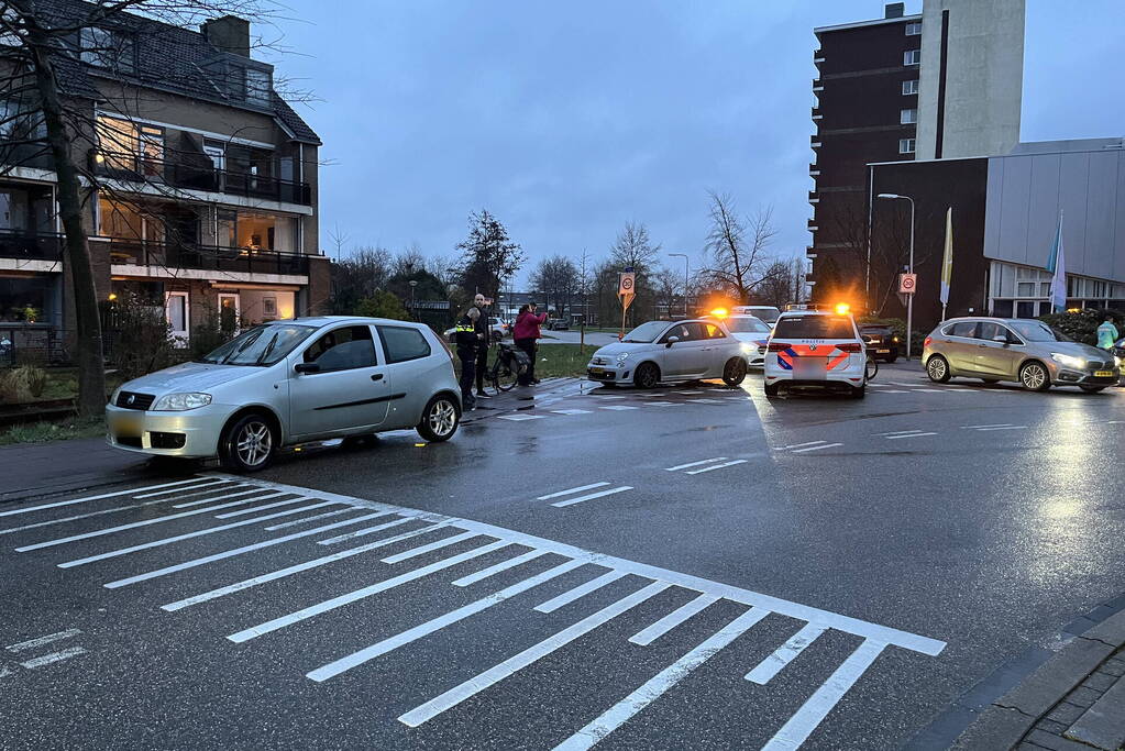 Fietser hard ten val in gladde bocht