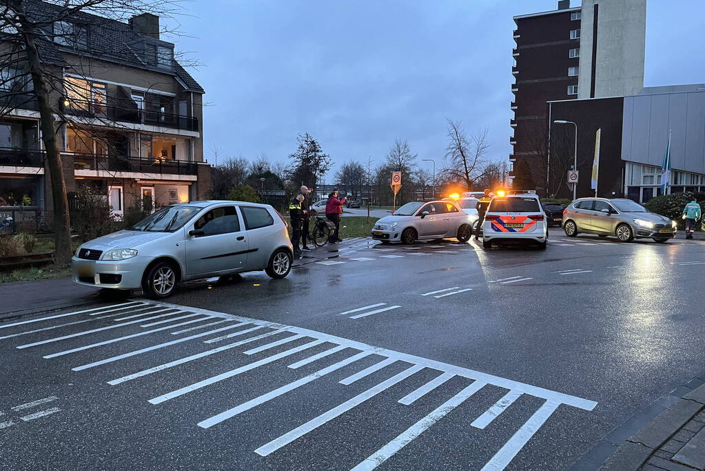 Fietser hard ten val in gladde bocht