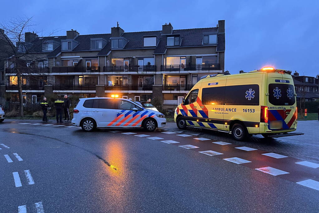 Fietser hard ten val in gladde bocht