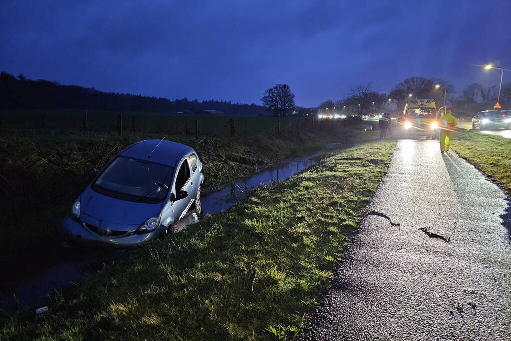 Automobilist belandt in sloot