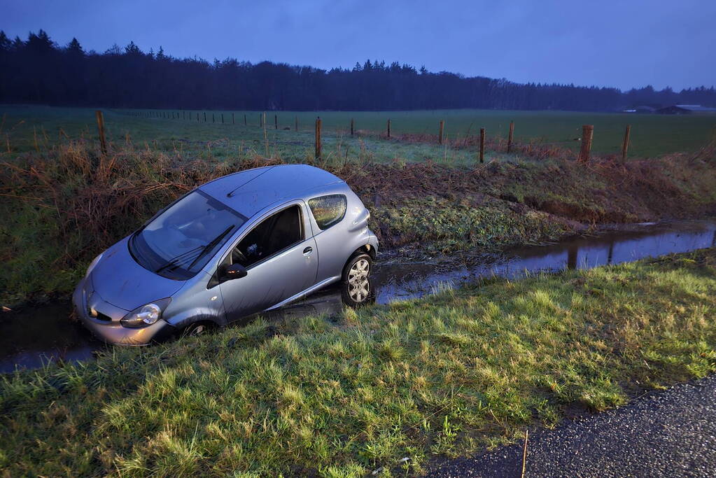 Automobilist belandt in sloot