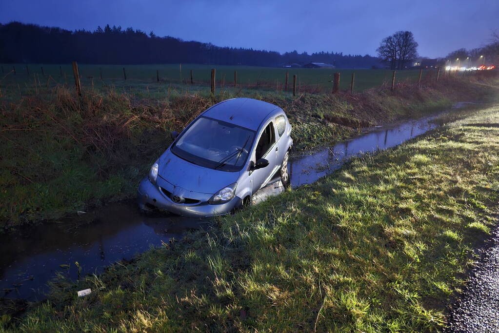 Automobilist belandt in sloot