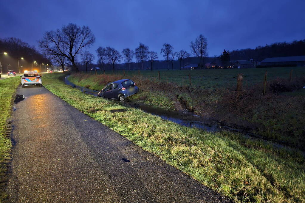 Automobilist belandt in sloot