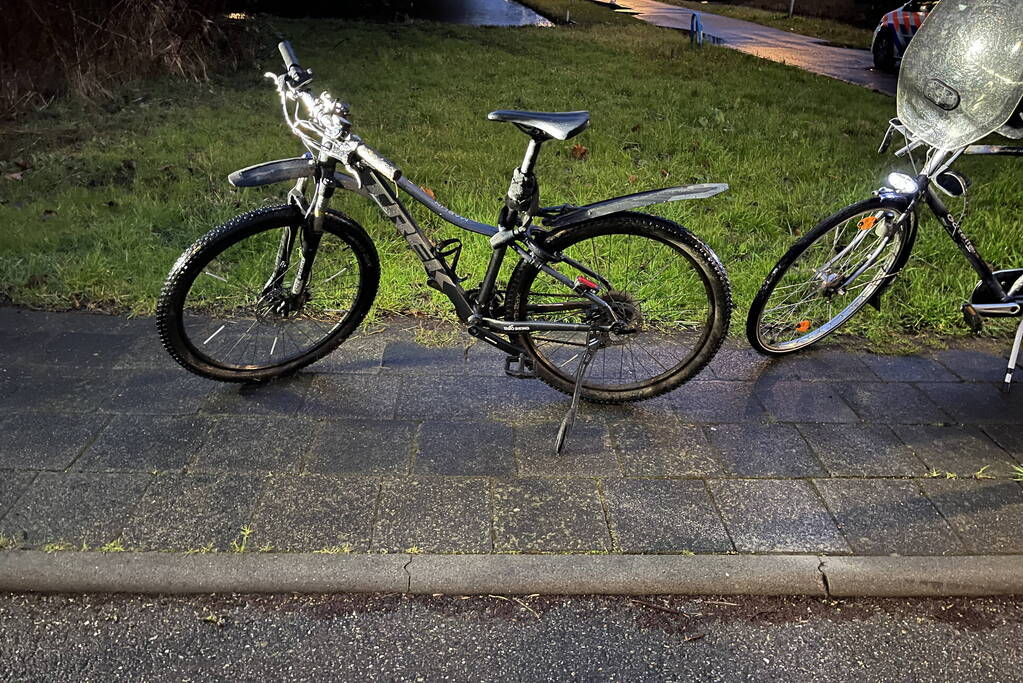 Scooterrijder en fietser in botsing