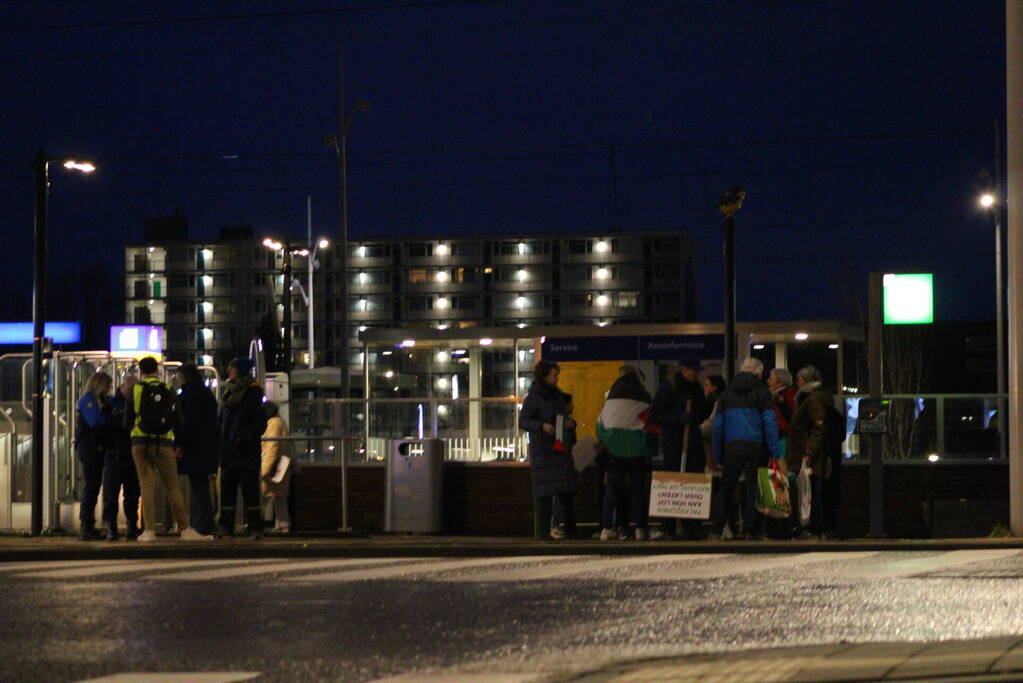 Kleine pro Palestina demonstratie bij treinstation