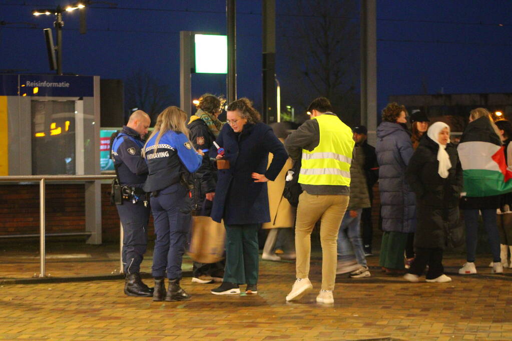 Kleine pro Palestina demonstratie bij treinstation