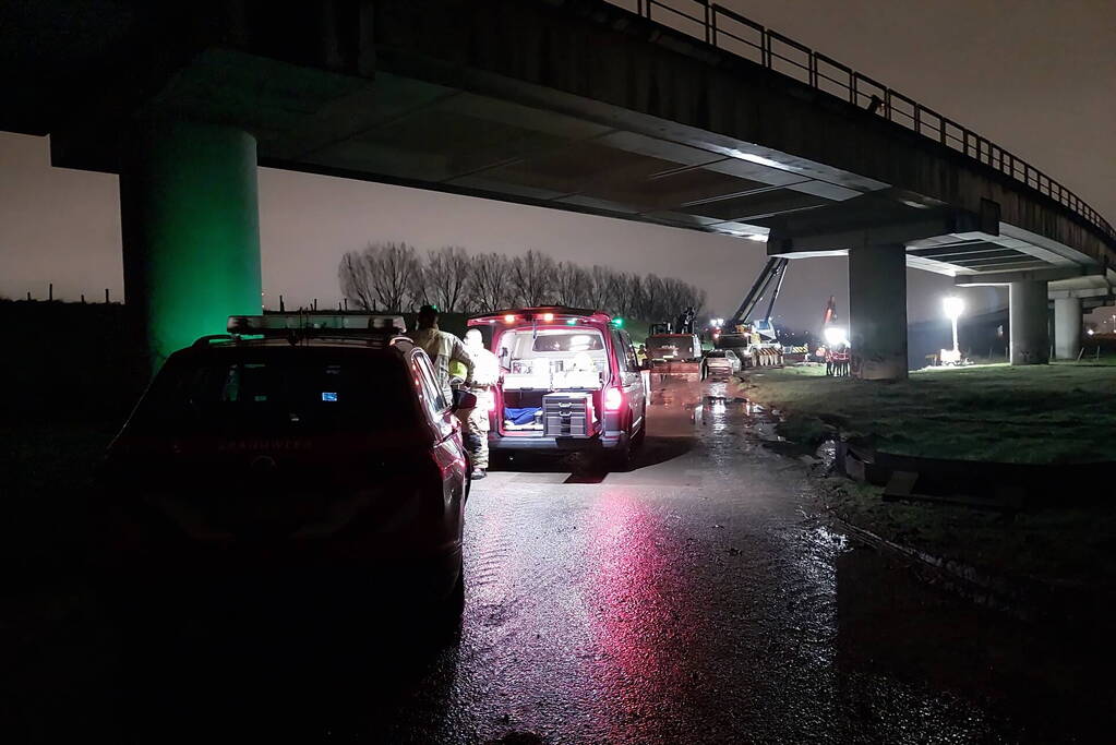 Graafmachine zakt weg in berm boven gasleidingen