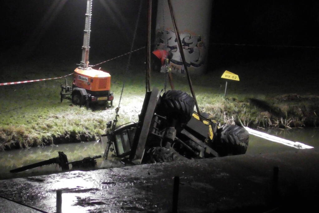 Graafmachine zakt weg in berm boven gasleidingen