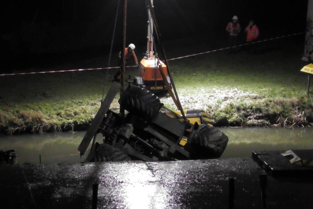 Graafmachine zakt weg in berm boven gasleidingen