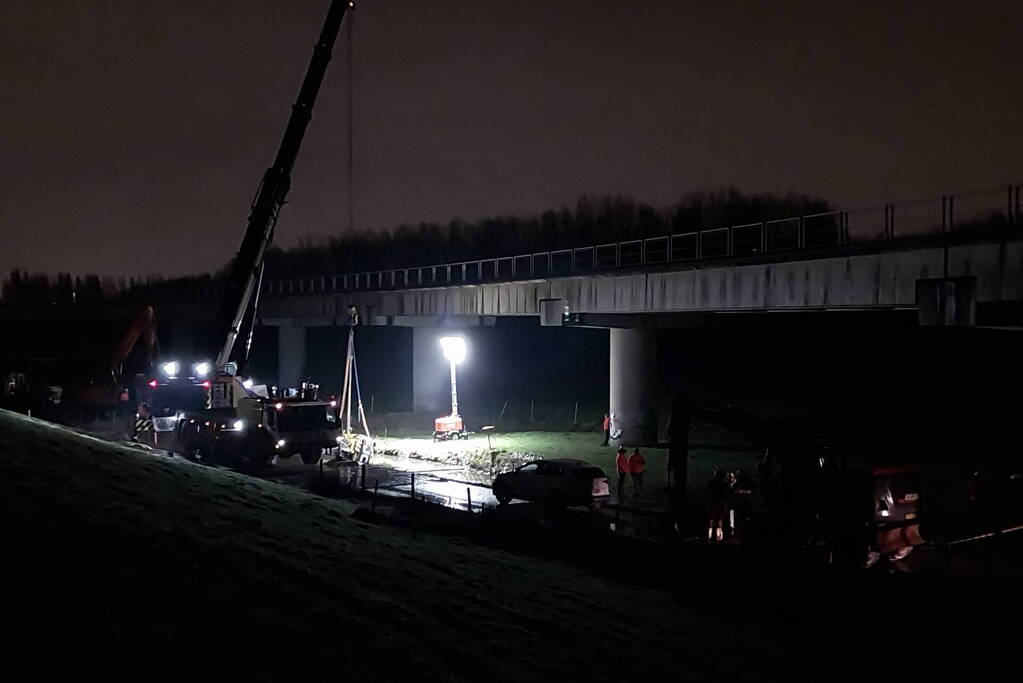 Graafmachine zakt weg in berm boven gasleidingen