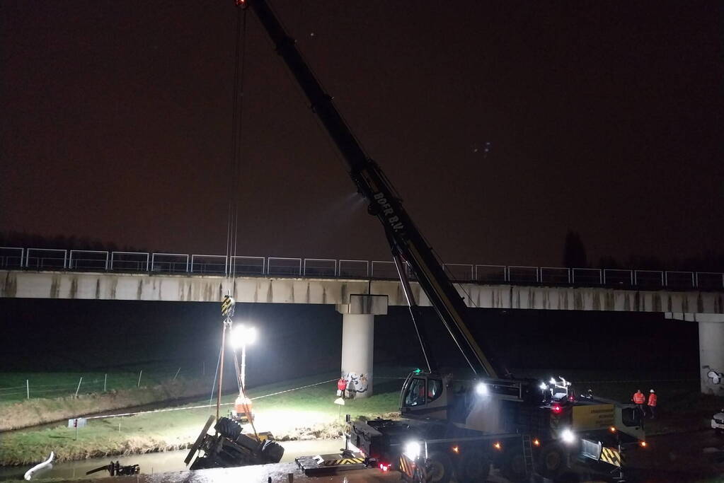 Graafmachine zakt weg in berm boven gasleidingen